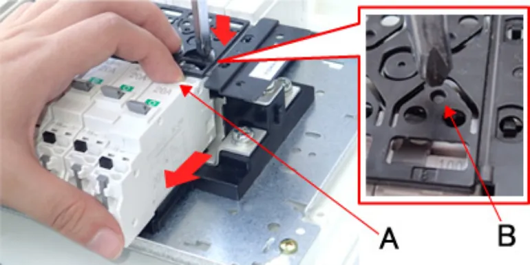 ブレーカ(A部)を手で引きながら、プラスドライバーで母線カバーの穴(B部)を押してブレーカを取り外している様子